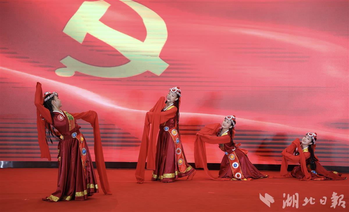 董宇辉团队突发！主播大规模抄袭？万亿央企，原董事长被查……